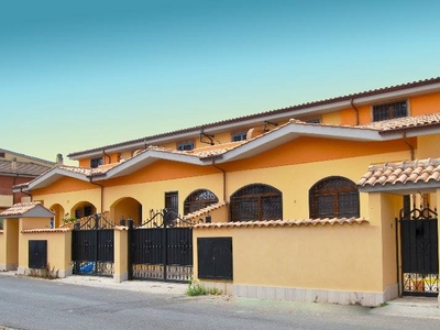 Villa a schiera in Via Hermada, 104 a Fiumicino