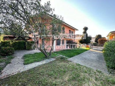 Villa bifamiliare in Vendita a Lucca, zona Nave, 295'000€, 150 m²