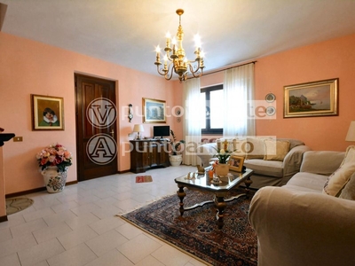 Villa bifamiliare in Vendita a Lucca, zona Nave, 299'000€, 170 m²