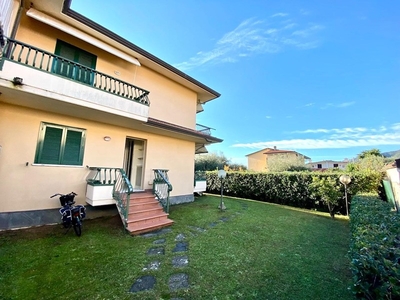 Villa bifamiliare in Vendita a Massa, 480'000€, 180 m², arredato, con Box