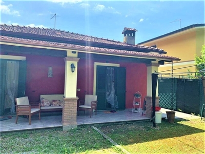 Villa bifamiliare in Vendita a Massa, zona Poveromo, 390'000€, 85 m², arredato