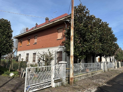Villa bifamiliare in vendita a Modena