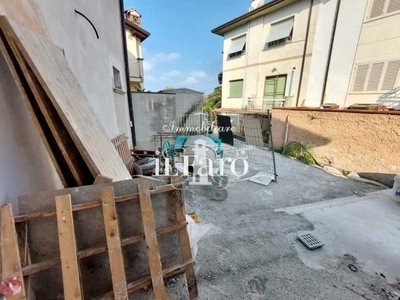 Villa Bifamiliare in Vendita ad Camaiore - 270000 Euro
