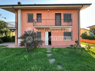 Villa Bifamiliare in Vendita ad Lucca - 295000 Euro