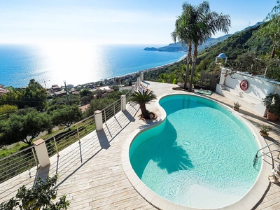 Villa con piscina panoramica vista mare