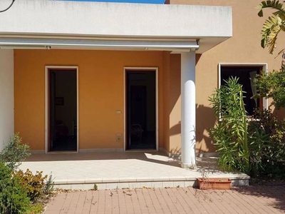 Villa in Affitto a Brindisi, 1'200€, 120 m², arredato