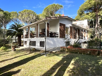 Villa in Vendita a Livorno, zona Quercianella, 850'000€, 260 m², arredato