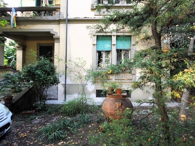 Villa in Vendita a Lucca, 1'100'000€, 500 m², con Box