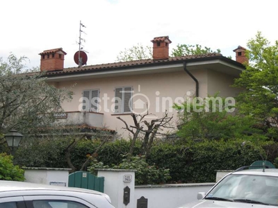 Villa in Vendita a Lucca Via di Tempagnano, 757