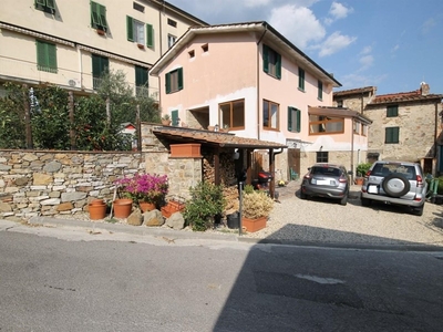 Villa in Vendita a Lucca, zona Aquilea, 295'000€, 200 m²