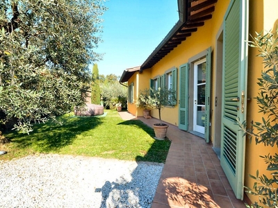 Villa in Vendita a Lucca, zona Mutigliano, 630'000€, 250 m², arredato