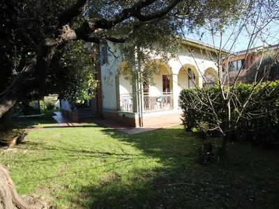 Villa in Vendita a Lucca, zona Nave, 450'000€, 240 m²