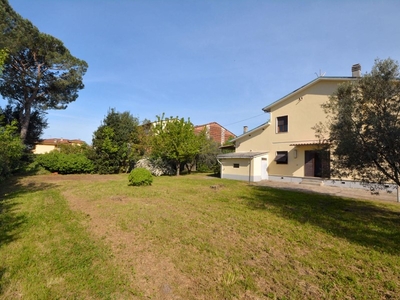 Villa in Vendita a Lucca, zona San Donato, 498'000€, 200 m²