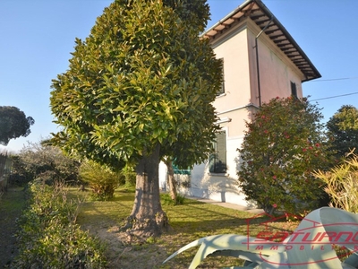 Villa in Vendita a Lucca, zona San Marco, 440'000€, 140 m², con Box