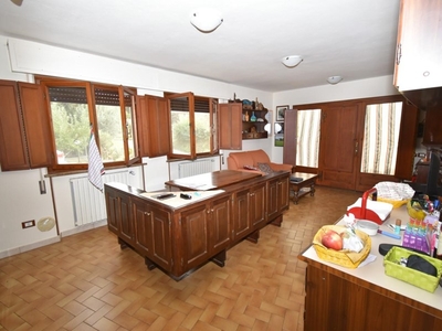 Villa in Vendita a Lucca, zona Santa Maria Del Giudice, 395'000€, 220 m²