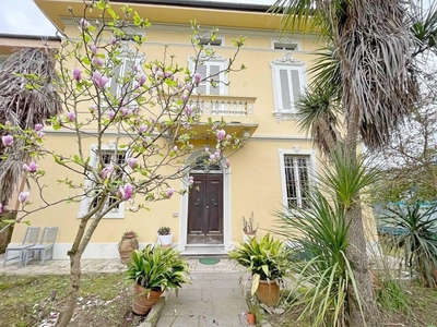 Villa in Vendita a Lucca, zona Santa Maria Del Giudice, 560'000€, 290 m²
