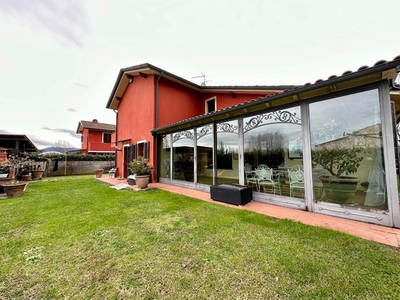 Villa in Vendita a Lucca, zona Sant'Alessio, 460'000€, 200 m², arredato