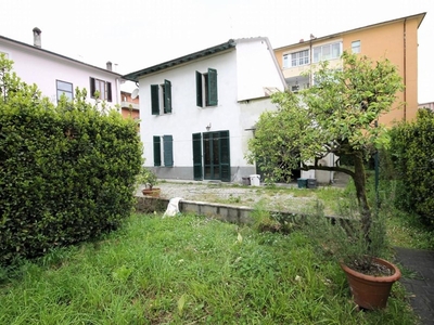 Villa in Vendita a Lucca, zona Sant'Anna, 320'000€, 145 m², con Box