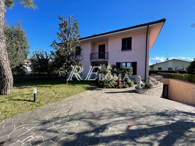 Villa in vendita a Puegnago Sul Garda Brescia Raffa