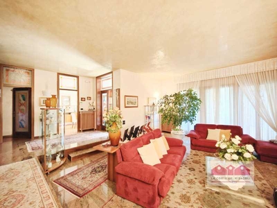 Villa in Vendita ad Montecchio Maggiore - 580000 Euro