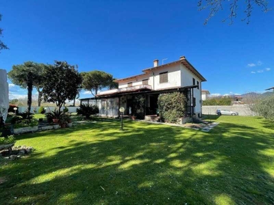 Villa Singola in Vendita ad Carrara - 790000 Euro