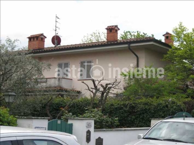 Villa Singola in Vendita ad Lucca - 140220 Euro