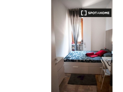 Camere in affitto in appartamento con 9 camere da letto a Milano