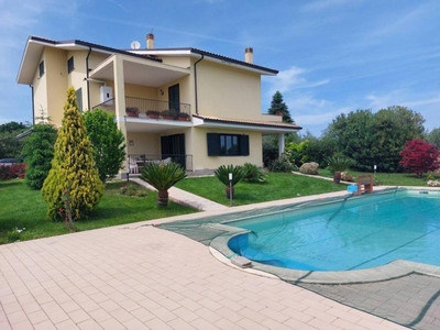 villa in vendita a Collecorvino