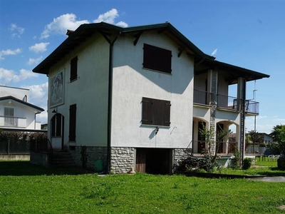Villa in Via Marina Vecchia in zona Cinquale a Montignoso