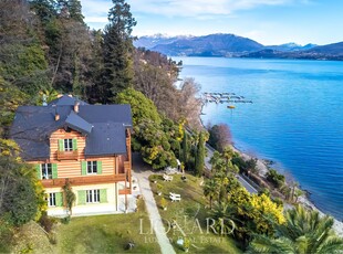 Affascinante villa d'epoca in vendita ai piedi del Lago Maggiore con spiaggia privata e due posti barca