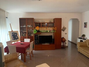Appartamento in Affitto a Campobasso, zona Via Piave, 650€, 110 m², arredato