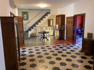 Appartamento in Affitto a Pisa, 1'150€, 160 m², arredato
