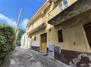 Casa semi indipendente da ristrutturare a Giffoni Valle Piana