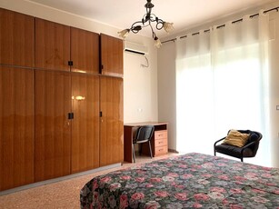 Casa Semi Indipendente in Affitto a Catanzaro, zona Stadio, 230€, 150 m², arredato