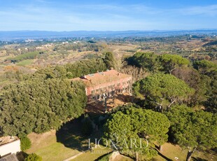Elegante villa di lusso con parco privato di 10000 mq immersa nel verde delle colline toscane a Casciana Terme