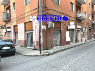 Immobile commerciale in Affitto a Cosenza, zona Mazzini, 550€, 45 m²