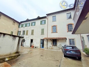 Palazzo in vendita a Renate Monza Brianza