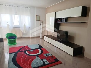 Quadrilocale in Affitto a Campobasso, zona Colle dell'Orso, 600€, 130 m², arredato