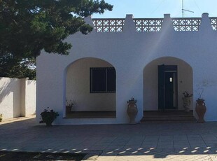 Seaside Villa with Hot Tub, 5mins walk from the sea
