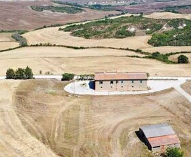 Splendido casale in vendita con vista panoramica e terreno di 60 ettari a Pienza, Toscana