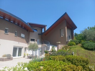 Villa 15 locali di 450 m² in L'Aquila
