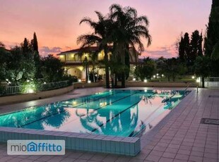 Villa a schiera arredata con piscina