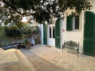 Villa bifamiliare in vendita a Livorno Montebello