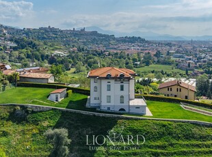 Villa del 1900 finemente ristrutturata in posizione privilegiata sui colli di Città Alta a Bergamo