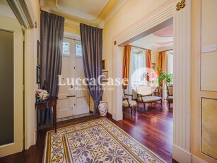 Villa in Vendita a Lucca, 1'350'000€, 292 m², arredato, con Box