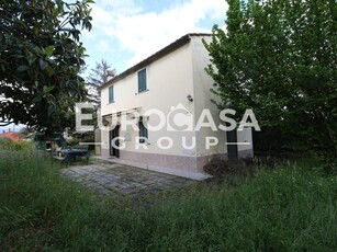 Villa in Vendita a Lucca, 220'000€, 104 m²