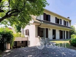 Villa in Vendita in Via Dell'Olmo a Modena