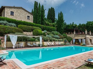 Villa vacanze Italia Assisi affitto casale in pietra con piscina Umbria affitto villa ristrutturata parco e panorama vallata Perugia villa con gazebo barbecue giochi da tavolo