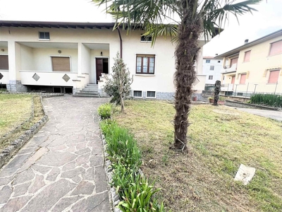 Villa bifamiliare in vendita a Urgnano Bergamo