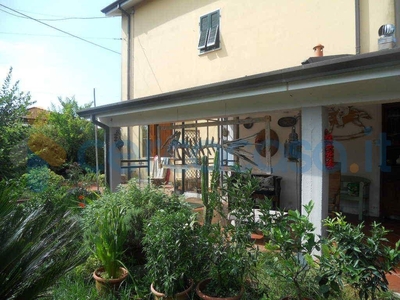 Villa in vendita in Via Larga 39, Ortonovo